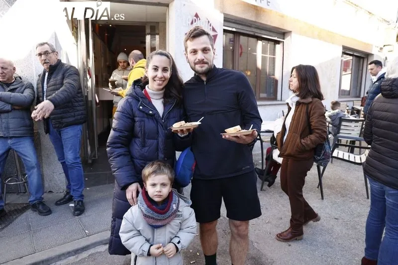 Degustación gratuita de chanfaina incluida en las fiestas de San Blas, en Castellanos de Moriscos. Foto David Sañudo