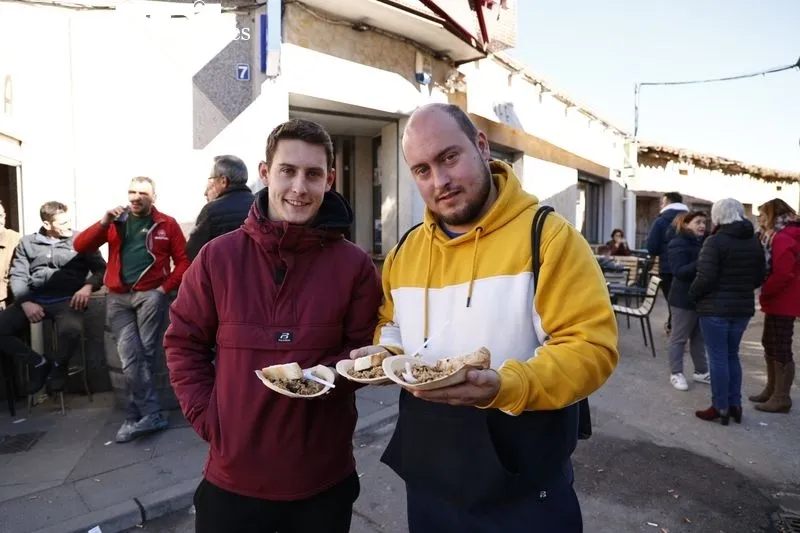 Degustación gratuita de chanfaina incluida en las fiestas de San Blas, en Castellanos de Moriscos. Foto David Sañudo