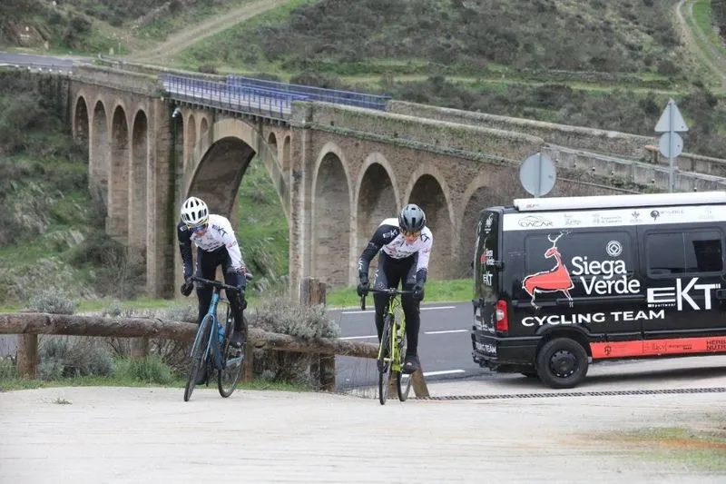 Ciclistas del Promesal con las nuevas equipaciones con el logo de Siega Verde. Foto Promesal