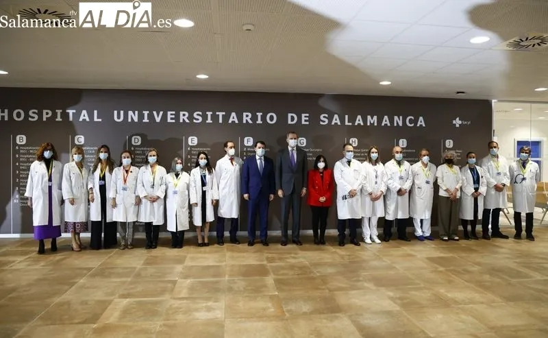 El rey Felipe VI, en el centro, junto a autoridades y representantes de los profesionales del Hospital de Salamanca. Foto de David Sañudo