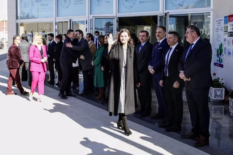  La Reina Letizia, de lo más cercana con el público que la ha recibido con aplausos a su llegada a Petrer, Alicante. Foto JOAQUÍN REINA / EUROPA PRESS