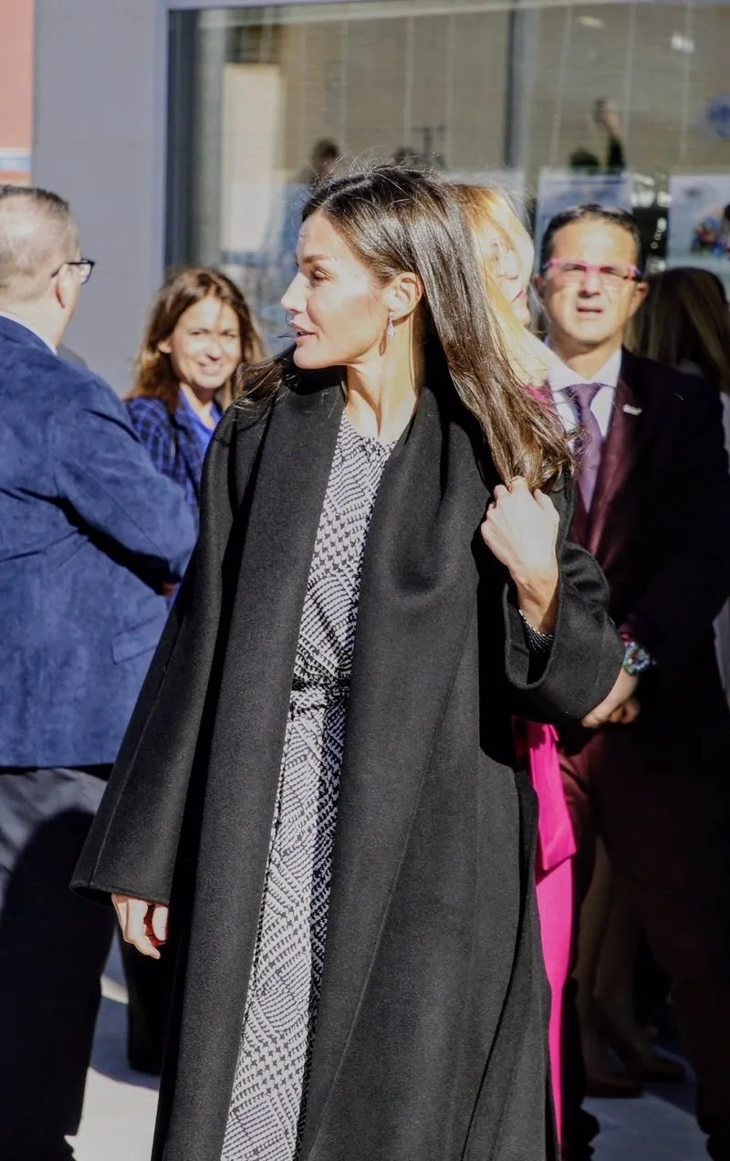  La Reina Letizia, de lo más cercana con el público que la ha recibido con aplausos a su llegada a Petrer, Alicante. Foto JOAQUÍN REINA / EUROPA PRESS