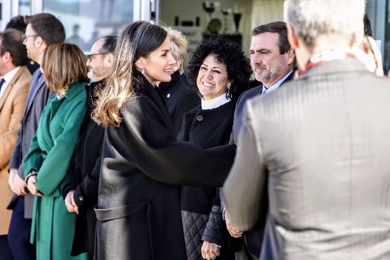  La Reina Letizia, de lo más cercana con el público que la ha recibido con aplausos a su llegada a Petrer, Alicante. Foto JOAQUÍN REINA / EUROPA PRESS