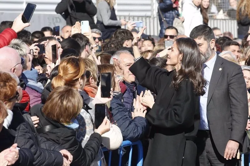  La Reina Letizia, de lo más cercana con el público que la ha recibido con aplausos a su llegada a Petrer, Alicante. Foto JOAQUÍN REINA / EUROPA PRESS