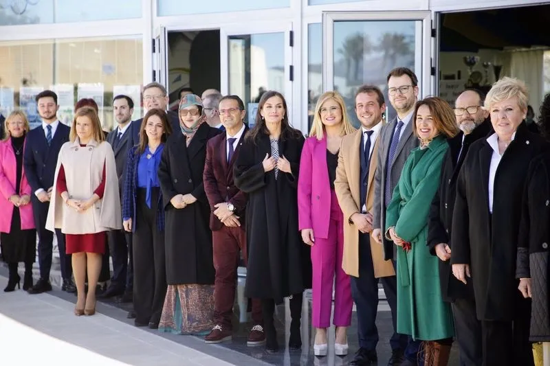  La Reina Letizia, de lo más cercana con el público que la ha recibido con aplausos a su llegada a Petrer, Alicante. Foto JOAQUÍN REINA / EUROPA PRESS
