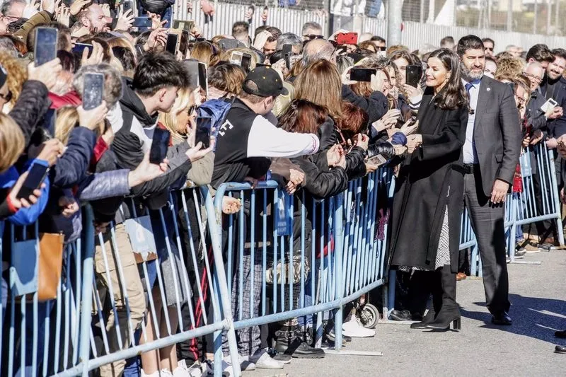  La Reina Letizia, de lo más cercana con el público que la ha recibido con aplausos a su llegada a Petrer, Alicante. Foto JOAQUÍN REINA / EUROPA PRESS