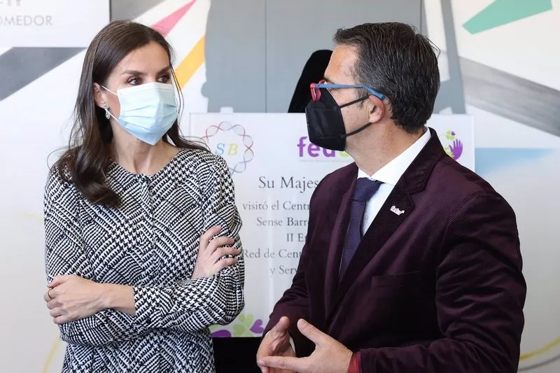 La Reina Letizia, de lo más cercana con el público que la ha recibido con aplausos a su llegada a Petrer, Alicante. Foto JOAQUÍN REINA / EUROPA PRESS