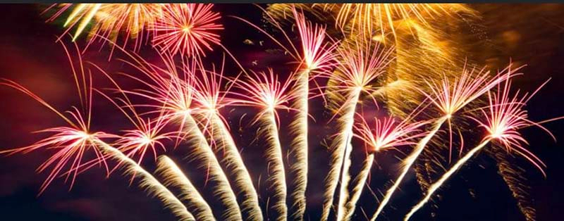 Fuegos artificiales para recibir a sus Majestades en Candelario