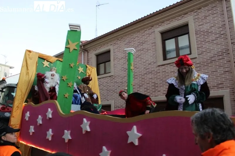 Foto 10 - M&aacute;gica y emocionante llegada de los Reyes Magos a Alba de Tormes&nbsp;