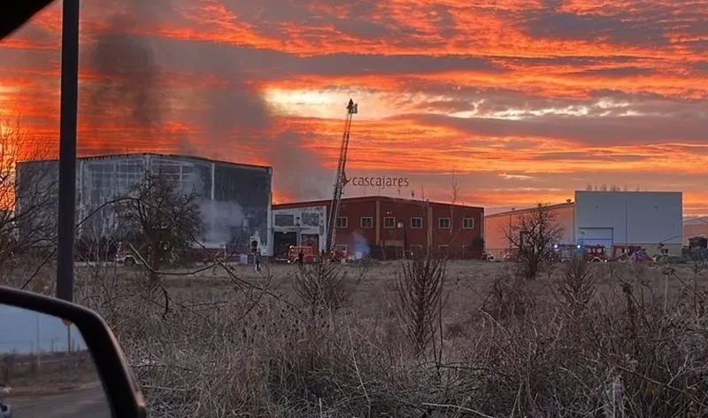 Incendio en las instalaciones de Cascajares, en la provincia de Palencia. Foto EP