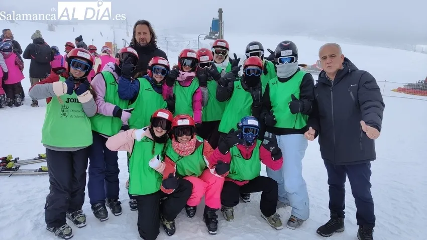 Grupo de niños y profesores de La Fuente de San Esteban  