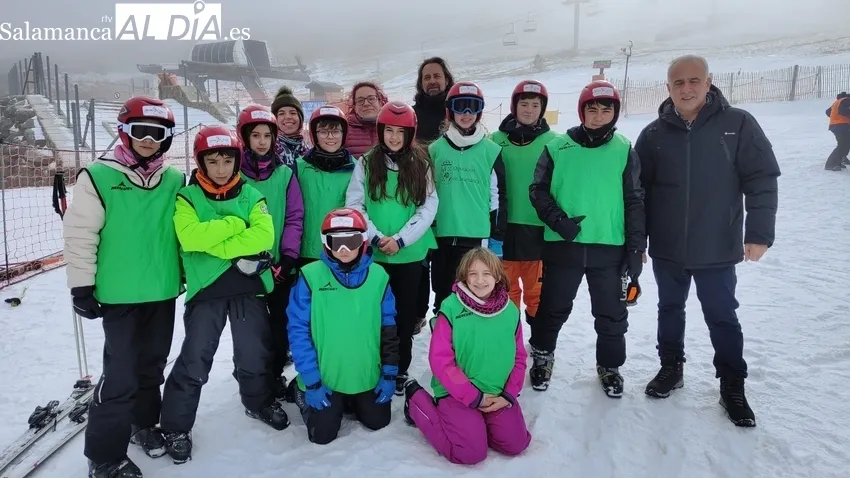 Grupo de niños y profesores de Lumbrales