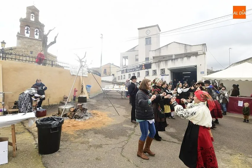 Foto 11 - Animada ma&ntilde;ana festiva en torno a la matanza en Saelices el Chico