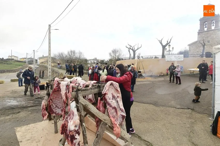 Foto 5 - Animada ma&ntilde;ana festiva en torno a la matanza en Saelices el Chico