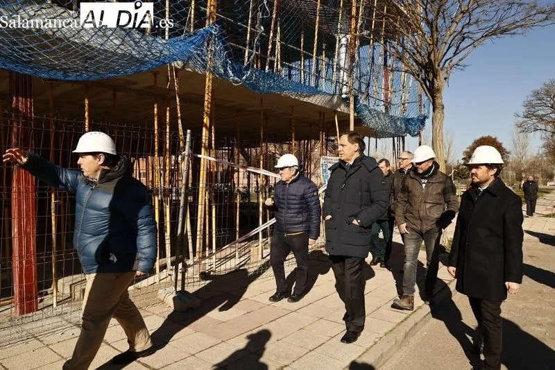 El alcalde de Salamanca, Carlos García Carbayo, en su visita las obras de construcción del nuevo Centro Municipal de Mayores de Chamberí. Foto de David Sañudo