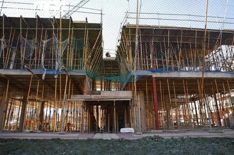 El alcalde de Salamanca, Carlos García Carbayo, en su visita las obras de construcción del nuevo Centro Municipal de Mayores de Chamberí. Foto de David Sañudo