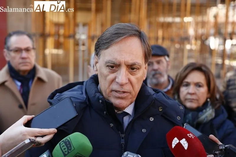 El alcalde de Salamanca, Carlos García Carbayo, en su visita las obras de construcción del nuevo Centro Municipal de Mayores de Chamberí. Foto de David Sañudo
