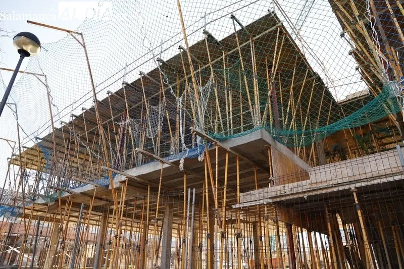 El alcalde de Salamanca, Carlos García Carbayo, en su visita las obras de construcción del nuevo Centro Municipal de Mayores de Chamberí. Foto de David Sañudo