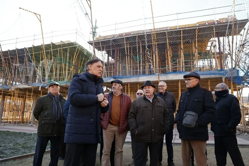El alcalde de Salamanca, Carlos García Carbayo, en su visita las obras de construcción del nuevo Centro Municipal de Mayores de Chamberí. Foto de David Sañudo