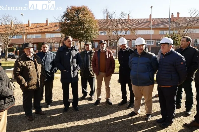 El alcalde de Salamanca, Carlos García Carbayo, en su visita las obras de construcción del nuevo Centro Municipal de Mayores de Chamberí. Foto de David Sañudo