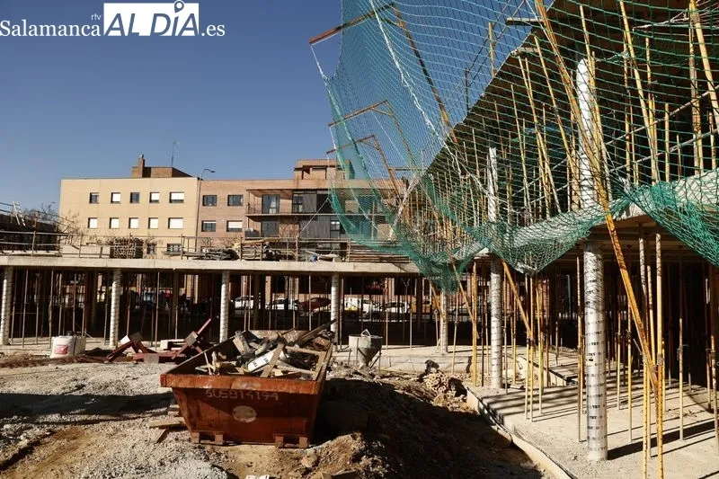 El alcalde de Salamanca, Carlos García Carbayo, en su visita las obras de construcción del nuevo Centro Municipal de Mayores de Chamberí. Foto de David Sañudo