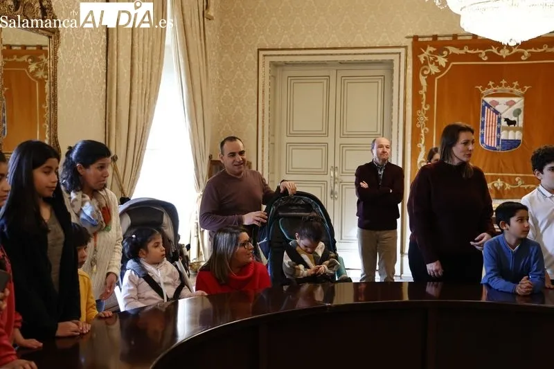 Entrega en el Ayuntamiento de Salamanca de los reconocimientos a los escolares que han participado en la novena edición del Certamen de Dibujo por el Día de la Infancia. Foto de David Sañudo