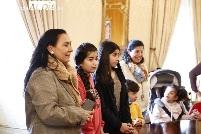 Entrega en el Ayuntamiento de Salamanca de los reconocimientos a los escolares que han participado en la novena edición del Certamen de Dibujo por el Día de la Infancia. Foto de David Sañudo