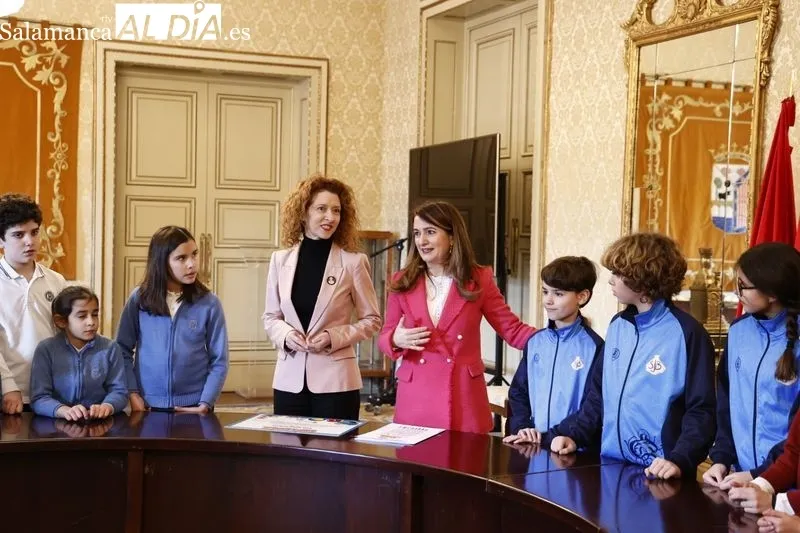 Entrega en el Ayuntamiento de Salamanca de los reconocimientos a los escolares que han participado en la novena edición del Certamen de Dibujo por el Día de la Infancia. Foto de David Sañudo