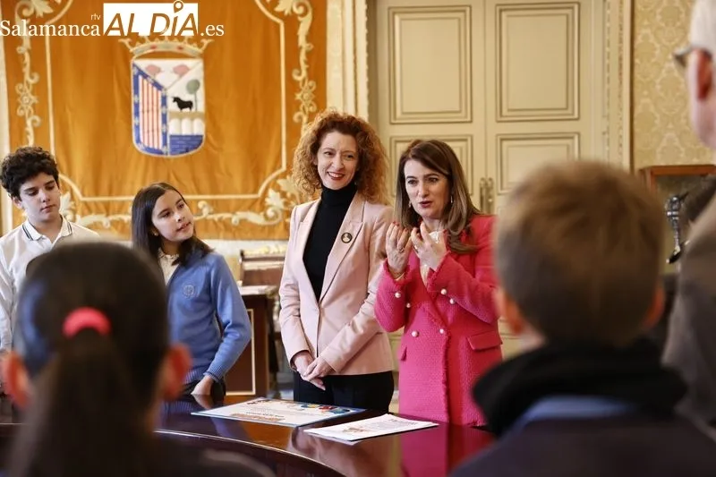 Entrega en el Ayuntamiento de Salamanca de los reconocimientos a los escolares que han participado en la novena edición del Certamen de Dibujo por el Día de la Infancia. Foto de David Sañudo
