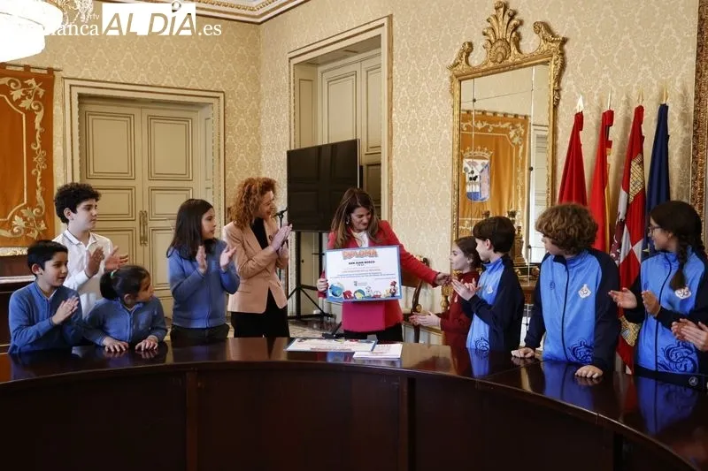 Entrega en el Ayuntamiento de Salamanca de los reconocimientos a los escolares que han participado en la novena edición del Certamen de Dibujo por el Día de la Infancia. Foto de David Sañudo