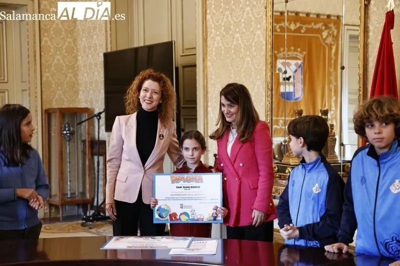 Entrega en el Ayuntamiento de Salamanca de los reconocimientos a los escolares que han participado en la novena edición del Certamen de Dibujo por el Día de la Infancia. Foto de David Sañudo