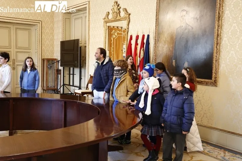 Entrega en el Ayuntamiento de Salamanca de los reconocimientos a los escolares que han participado en la novena edición del Certamen de Dibujo por el Día de la Infancia. Foto de David Sañudo