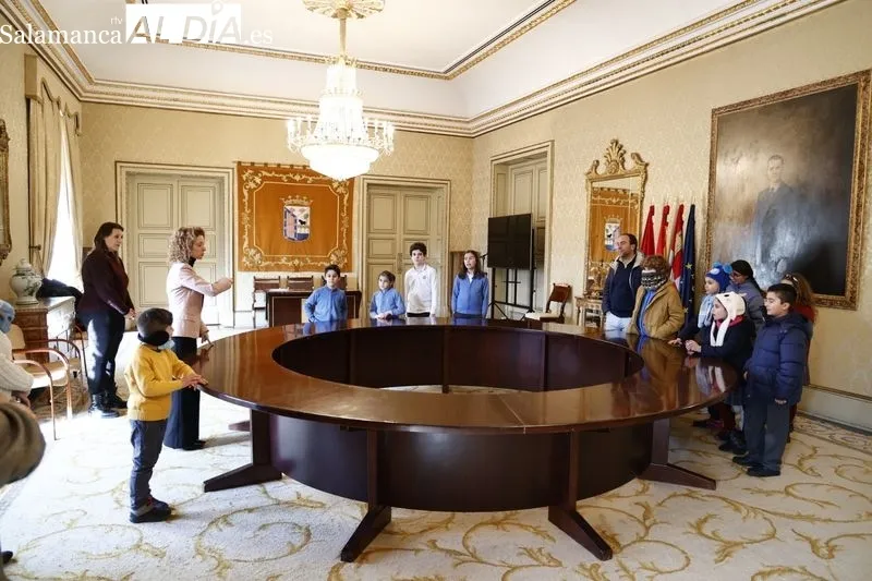 Entrega en el Ayuntamiento de Salamanca de los reconocimientos a los escolares que han participado en la novena edición del Certamen de Dibujo por el Día de la Infancia. Foto de David Sañudo