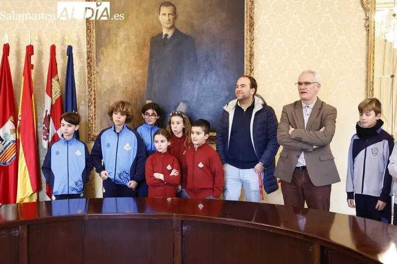 Entrega en el Ayuntamiento de Salamanca de los reconocimientos a los escolares que han participado en la novena edición del Certamen de Dibujo por el Día de la Infancia. Foto de David Sañudo