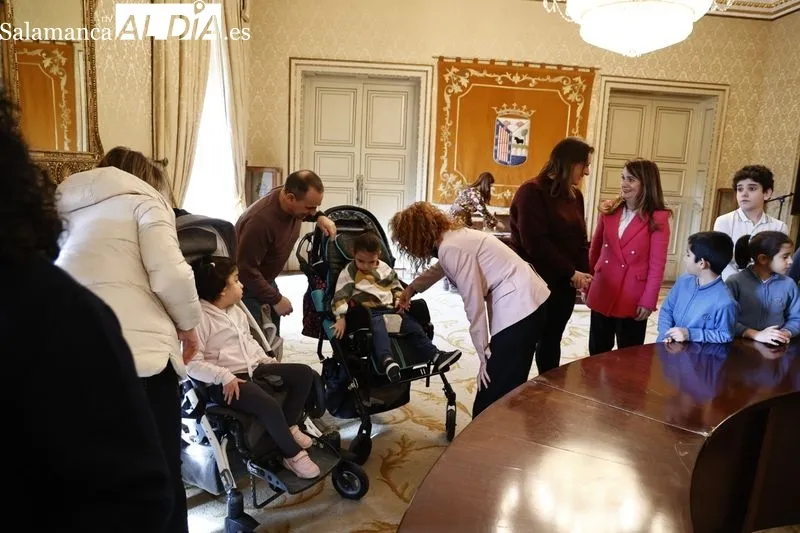 Entrega en el Ayuntamiento de Salamanca de los reconocimientos a los escolares que han participado en la novena edición del Certamen de Dibujo por el Día de la Infancia. Foto de David Sañudo