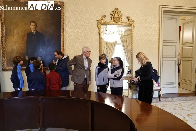 Entrega en el Ayuntamiento de Salamanca de los reconocimientos a los escolares que han participado en la novena edición del Certamen de Dibujo por el Día de la Infancia. Foto de David Sañudo