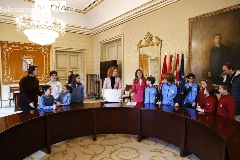 Entrega en el Ayuntamiento de Salamanca de los reconocimientos a los escolares que han participado en la novena edición del Certamen de Dibujo por el Día de la Infancia. Foto de David Sañudo