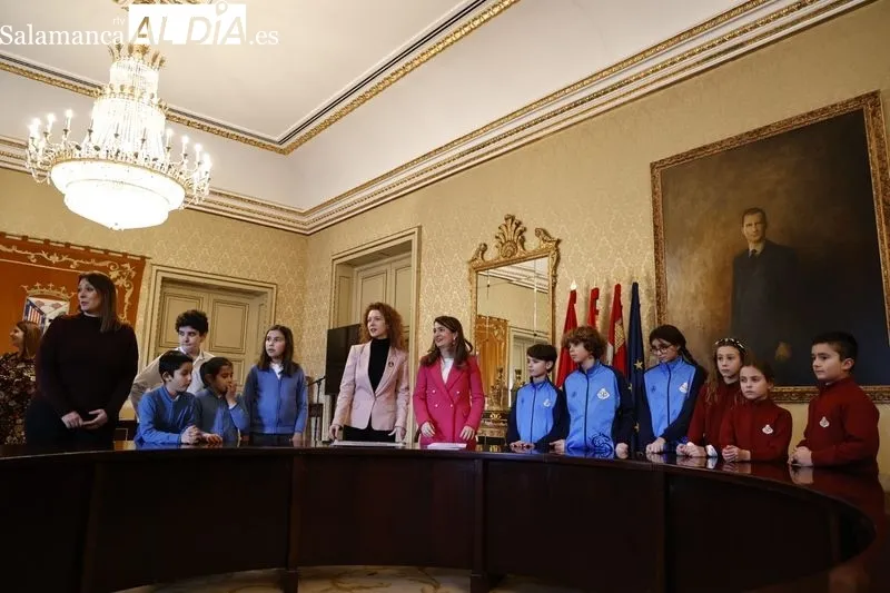 Entrega en el Ayuntamiento de Salamanca de los reconocimientos a los escolares que han participado en la novena edición del Certamen de Dibujo por el Día de la Infancia. Foto de David Sañudo