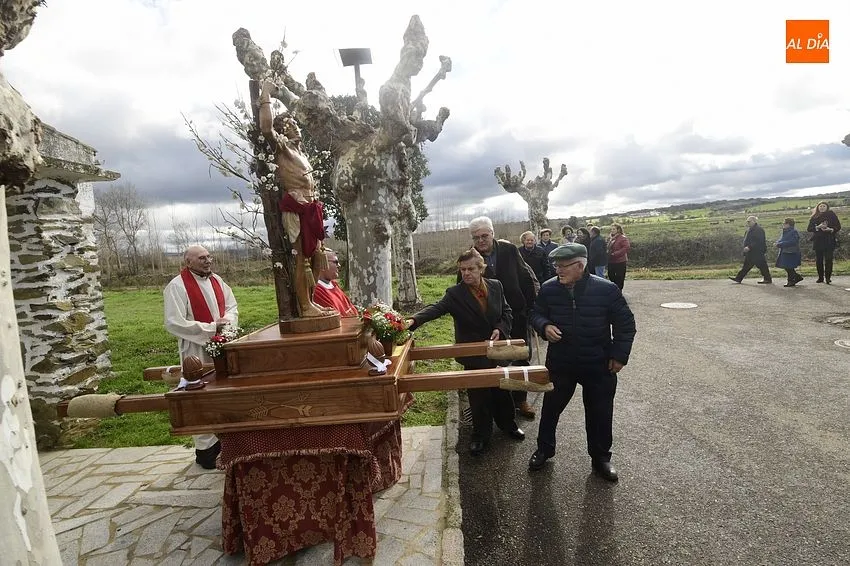 Foto 10 - San Sebasti&aacute;n procesiona por su Arrabal con nuevas andas