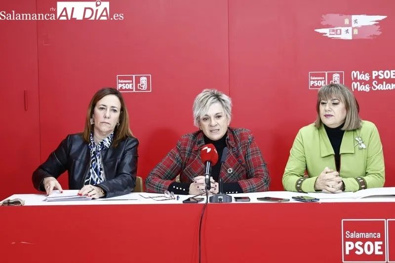 La vicesecretaria general del PSOE de Salamanca, Elena Diego, en el medio, junto a la procuradora en Cortes, Rosa Rubio, y la concejala en el Ayuntamiento de Salamanca, María García. Foto de David Sañudo