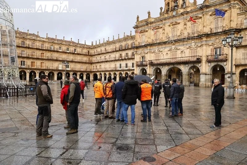 PACMA se concentra contra la exclusión de perros de caza de la Ley de Bienestar Animal | Fotos: David Sañudo