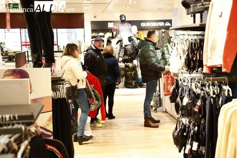 Pistoletazo de Salamanca de El Corte Inglés en las rebajas de invierno | Fotos: David Sañudo