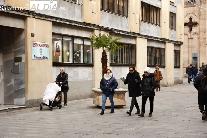 Personas en el centro de Salamanca en el primer día de rebajas | Fotos: David Sañudo