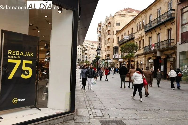 Personas en el centro de Salamanca en el primer día de rebajas | Fotos: David Sañudo