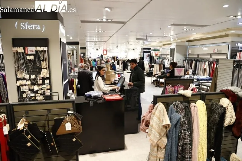 Pistoletazo de Salamanca de El Corte Inglés en las rebajas de invierno | Fotos: David Sañudo