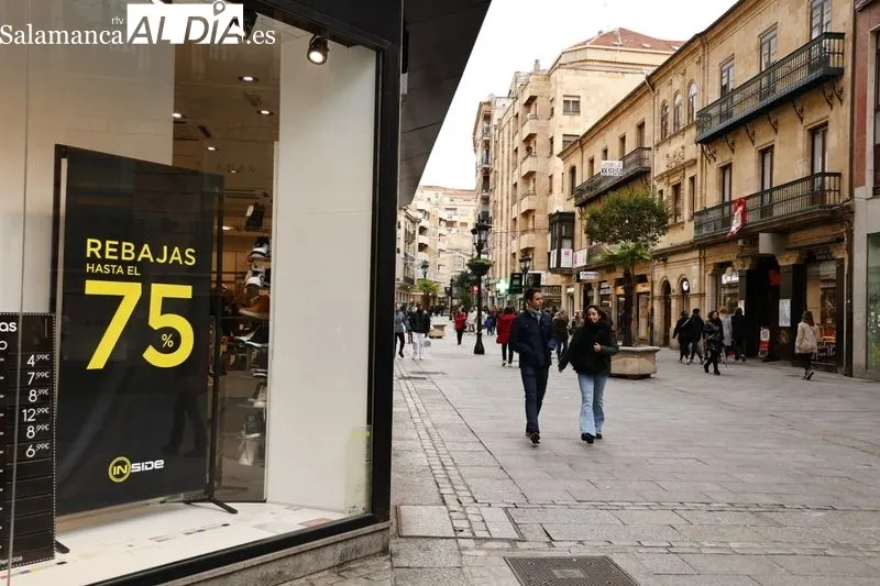 Personas en el centro de Salamanca en el primer día de rebajas | Fotos: David Sañudo