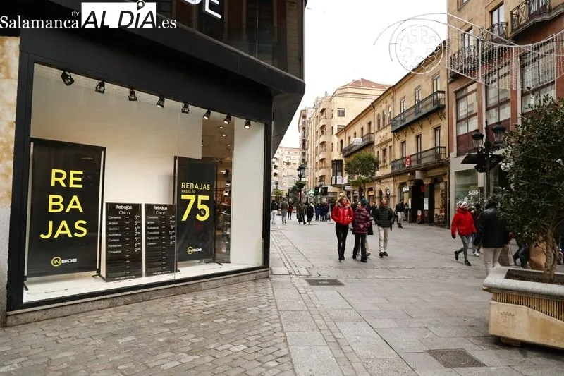 Personas en el centro de Salamanca en el primer día de rebajas | Fotos: David Sañudo
