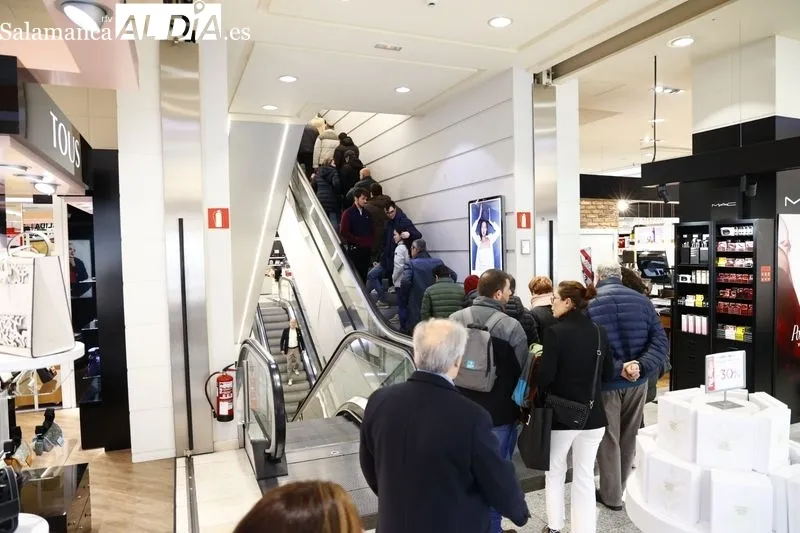 Pistoletazo de Salamanca de El Corte Inglés en las rebajas de invierno | Fotos: David Sañudo