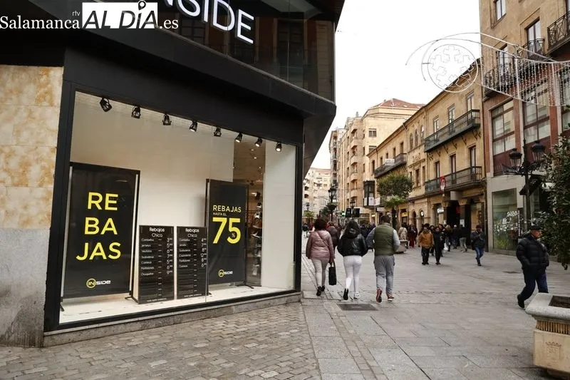Personas en el centro de Salamanca en el primer día de rebajas | Fotos: David Sañudo