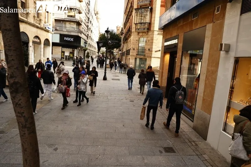 Personas en el centro de Salamanca en el primer día de rebajas | Fotos: David Sañudo